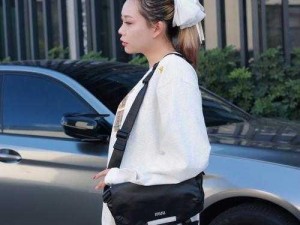 十九岁女 rapper 的背景：这款时尚的斜挎包适合追求个性的年轻人