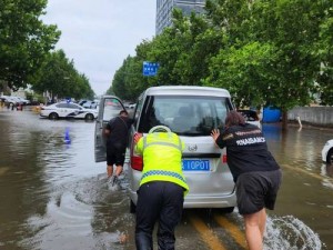 ju162 外勤中突然下大雨，外勤人员仍坚守岗位，保证工作进度